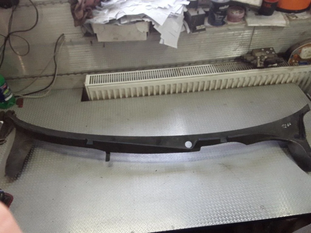 Wiper trim – Volkswagen Phaeton (2002-2016)