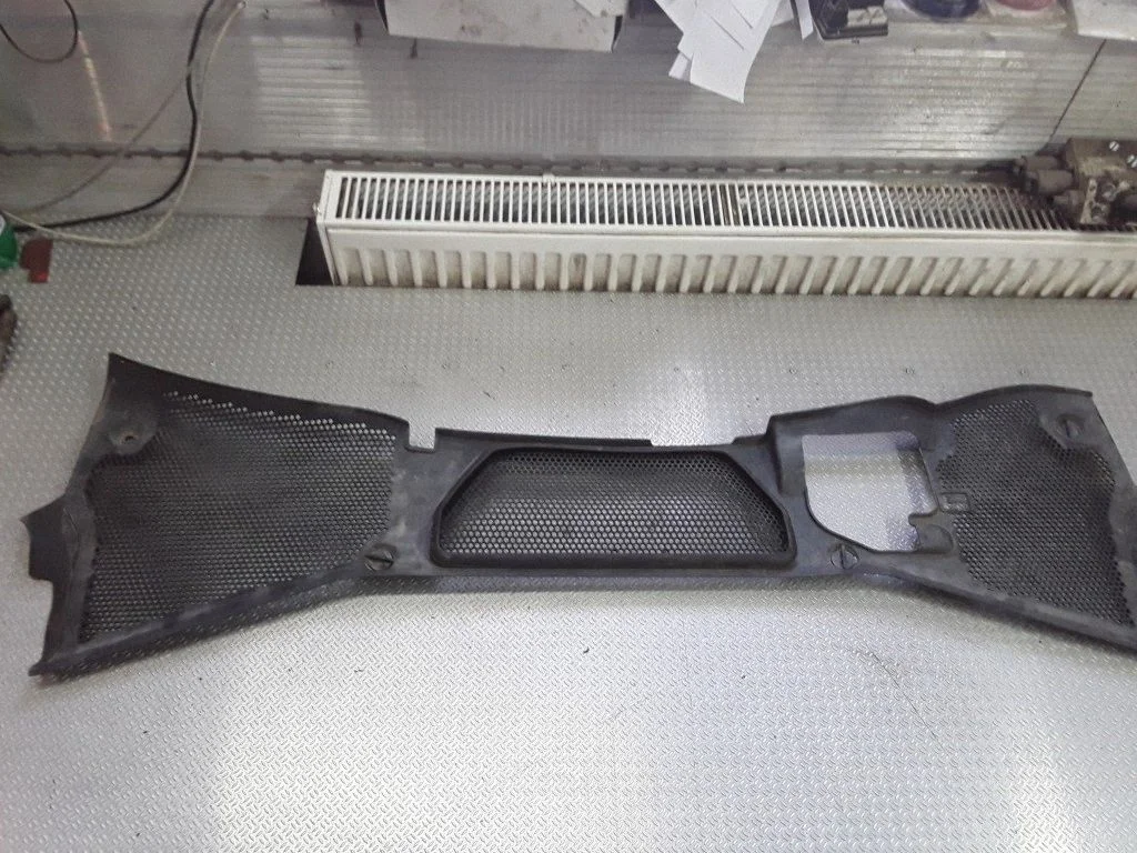 Wiper trim – Volkswagen Phaeton (2002-2016)