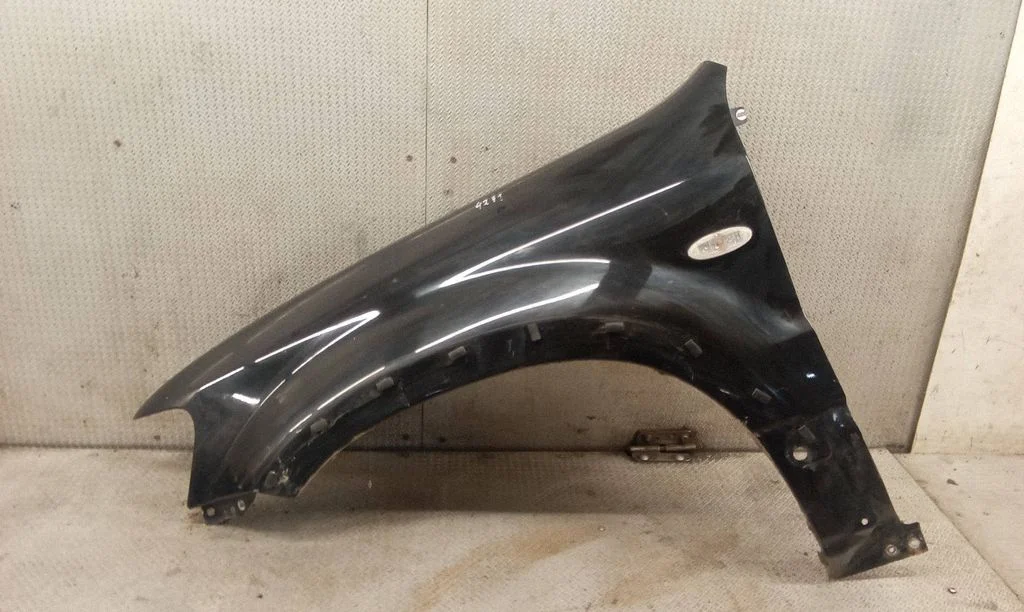 Fender – Ford Maverick (2001-2007), left