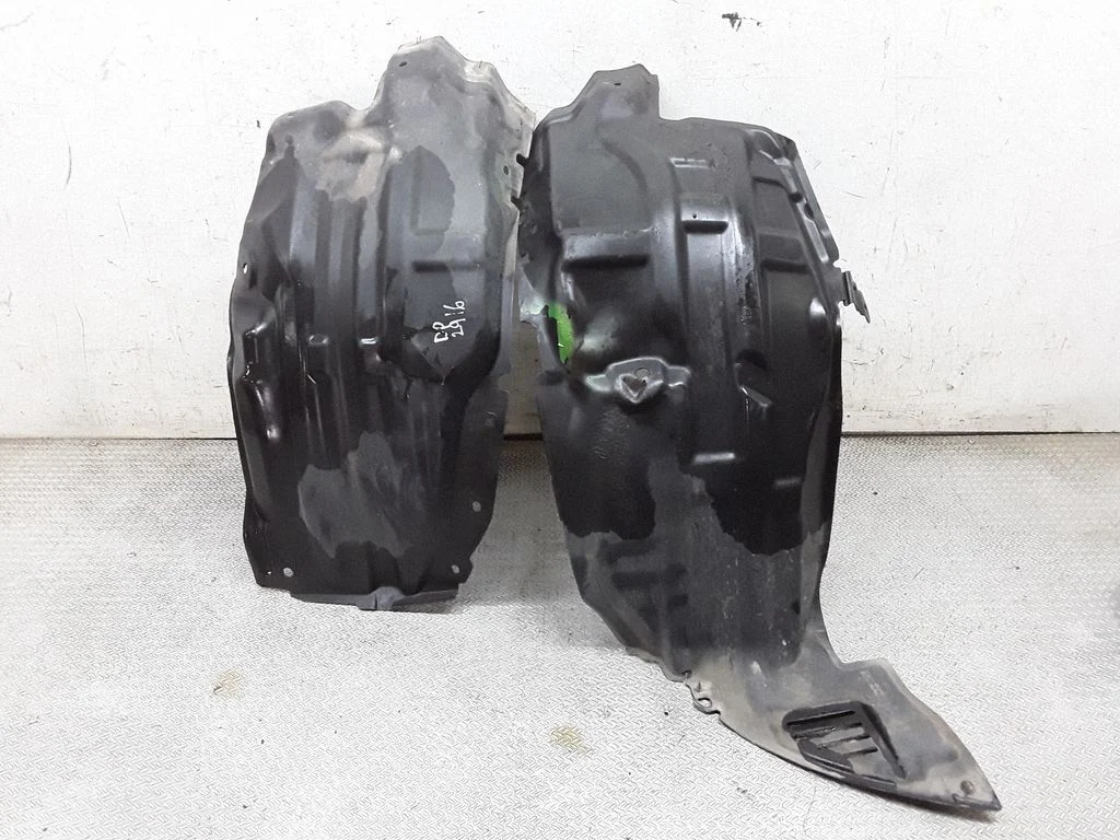 Front wheel arch liner splash guards – right