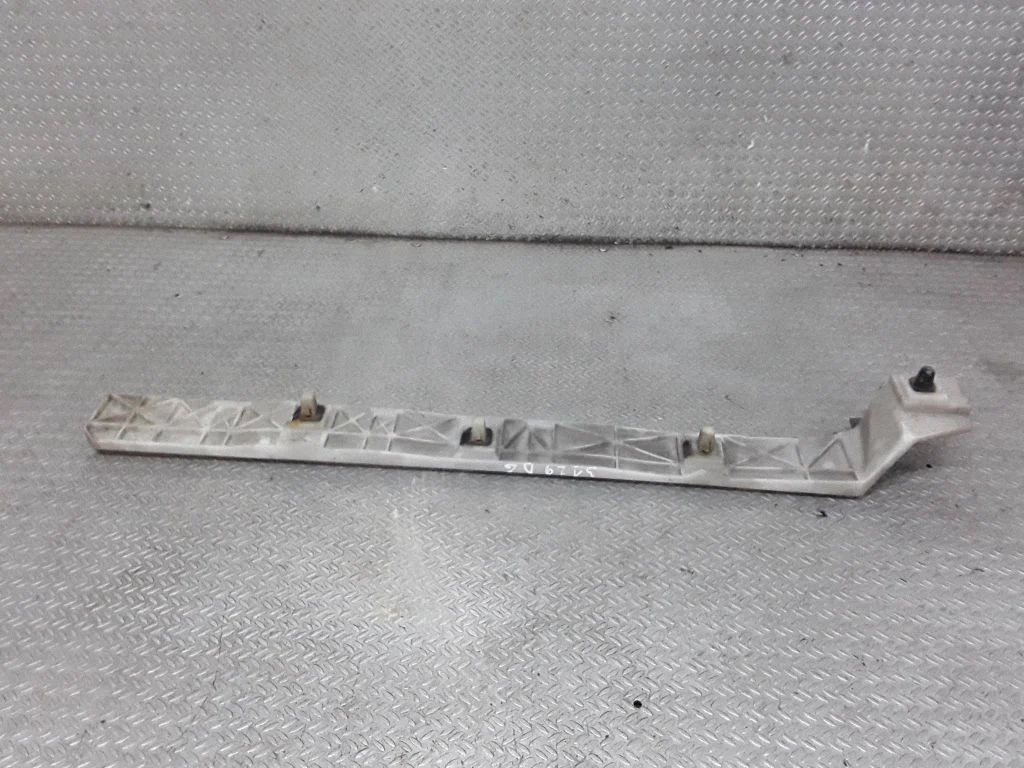 Rear bumper mounting bracket – Mitsubishi Grandis (2003-2011)