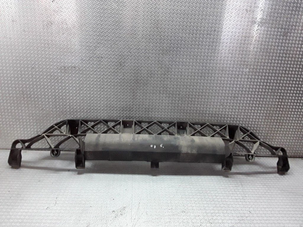 Tagumise kaitseraua kinnitusklamber – Audi Q7 4L (2005-2015)