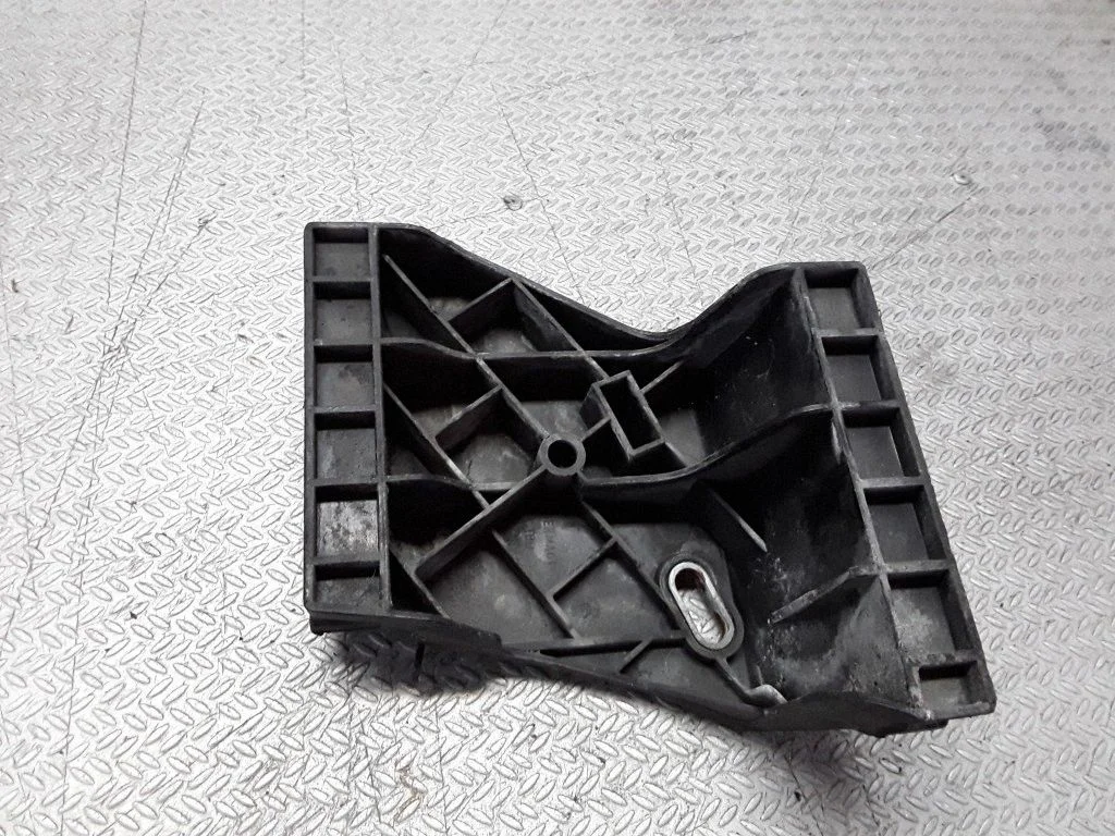Rear bumper mounting bracket 4D0807572
