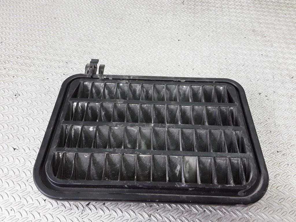 Quarter panel pressure vent – Mercedes-Benz S-Class W220 (1998-2006)