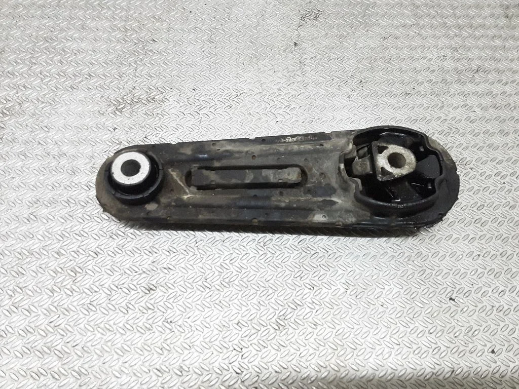 Gearbox mount 8200575641B – Renault Sandero I (2008-2013)