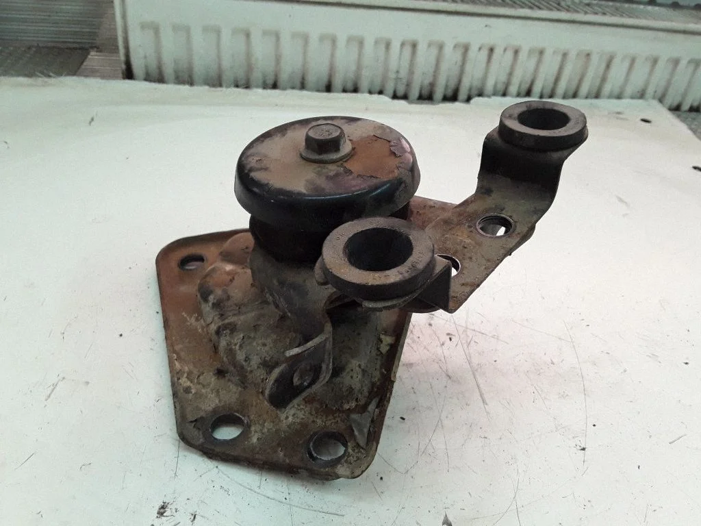 Gearbox mount – Ford Maverick (2001-2007), right