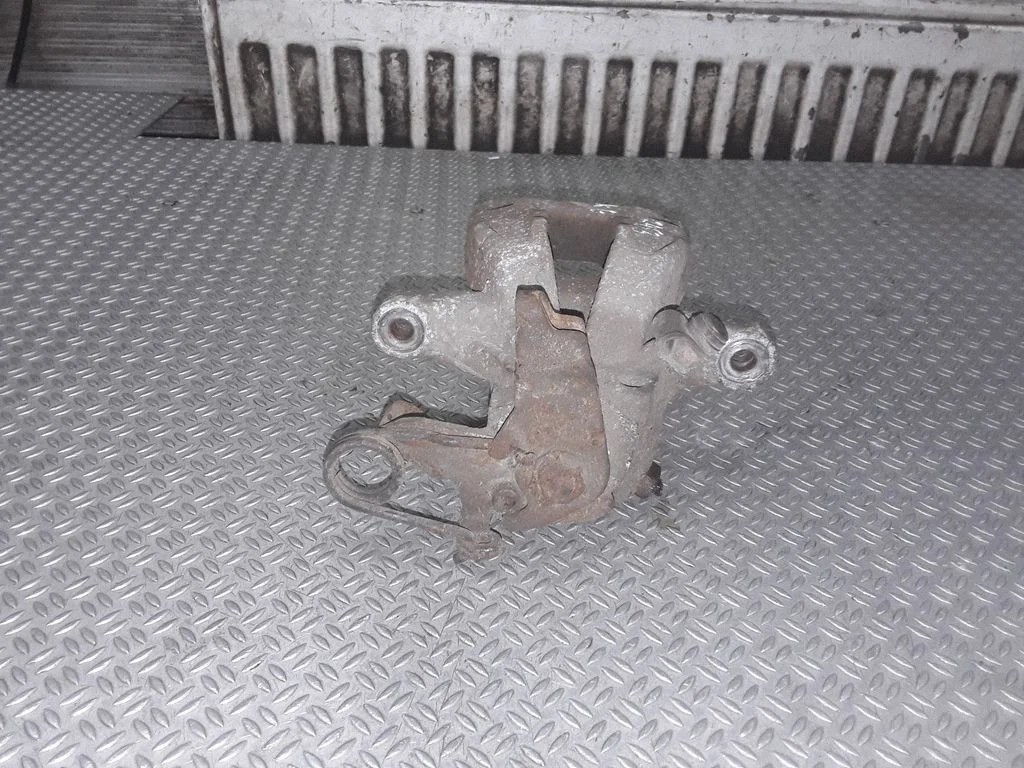 Zacisk hamulcowy tylny – Peugeot 207 CC (2007-2014)