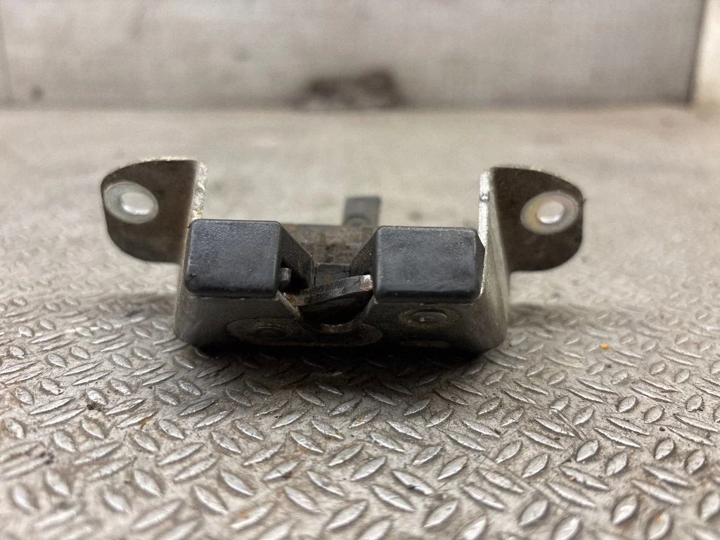 Aizmugurējā vāka slēdzene – Toyota Aygo AB10 (2005-2014)