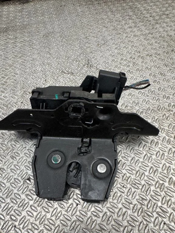 Aizmugurējā vāka slēdzene A066070