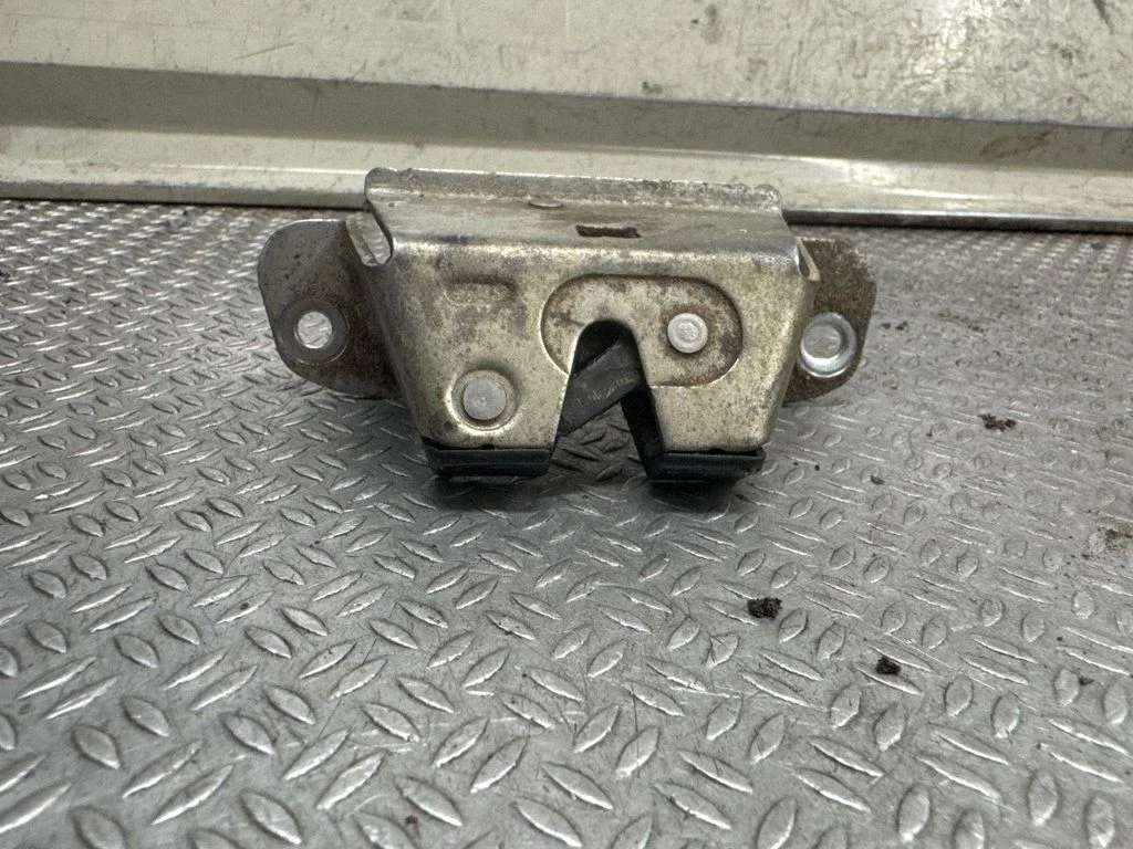 Aizmugurējā vāka slēdzene – Toyota Aygo AB10 (2005-2014)