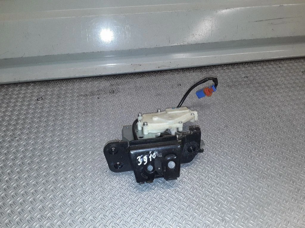 Aizmugurējā vāka slēdzene