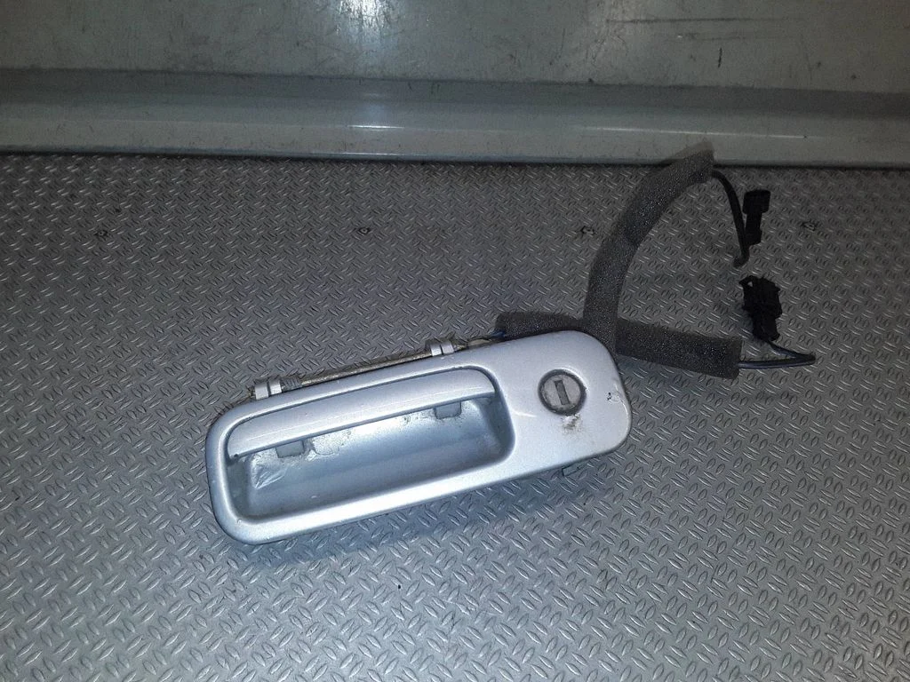 Klamka zewnętrzna klapy bagażnika – Volkswagen Sharan (2001-2010)