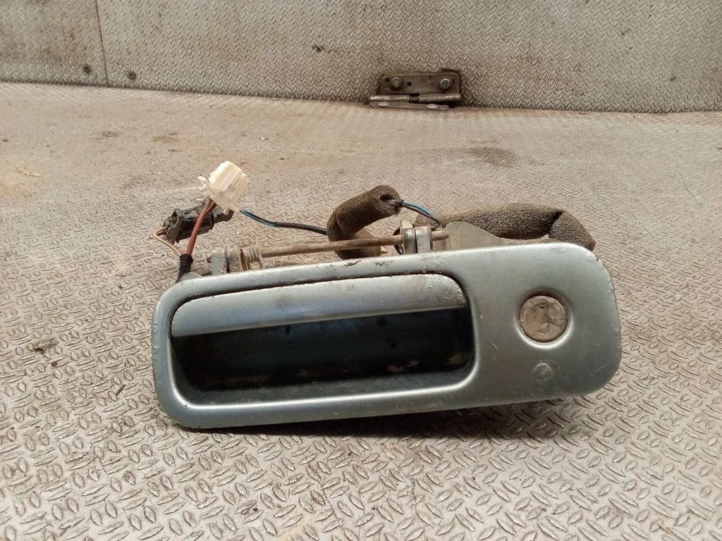 Klamka zewnętrzna klapy bagażnika – Volkswagen Sharan (2001-2010)