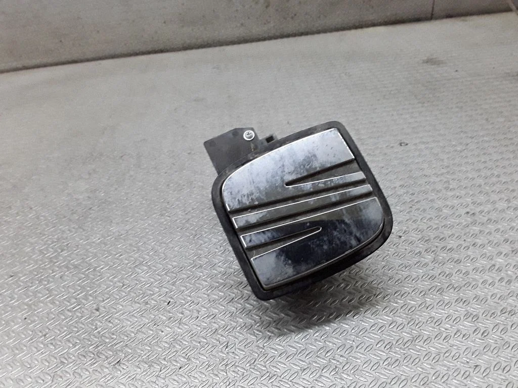 Aizmugurējā vāka atvēršanas rokturītis (ārējais) – Seat Ibiza II (6k) (1999-2002)