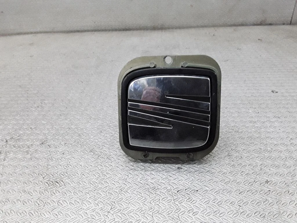 Aizmugurējā vāka atvēršanas rokturītis (ārējais) – Seat Ibiza II (6k) (1999-2002)