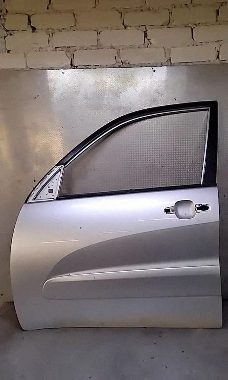 Esiuks – Toyota RAV 4 (XA20) (2000-2005)