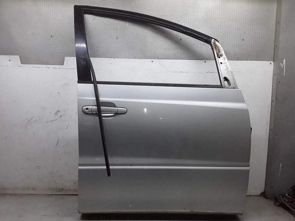 Esiuks – Toyota Previa (XR30, XR40) II (2000-2006)
