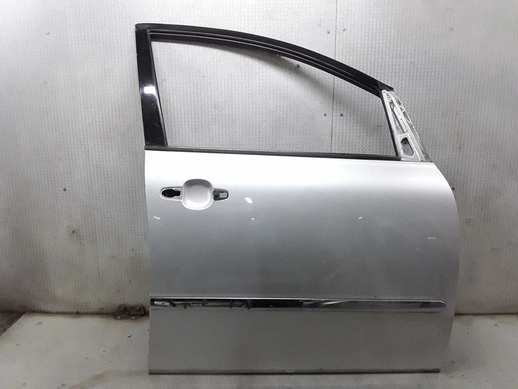 Esiuks – Toyota Avensis T250 (2006-2009)