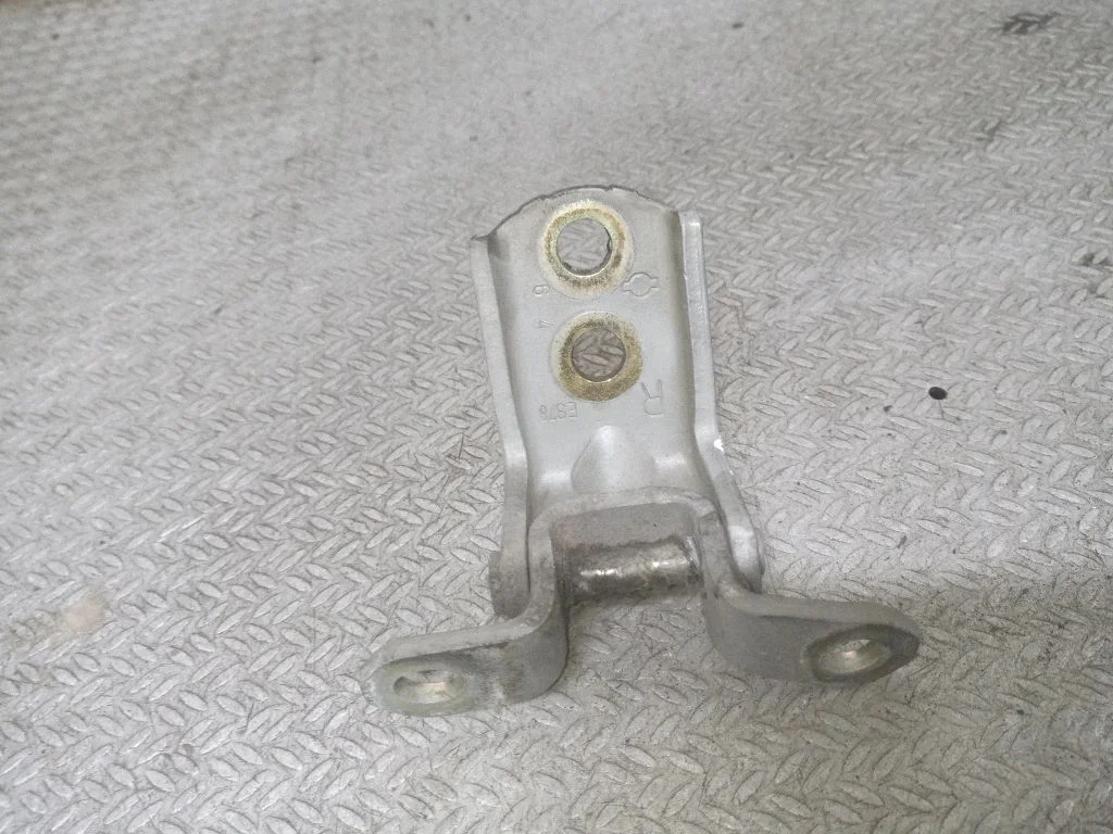 Priekšējā augšējā eņģe – Nissan Note (E11) (2006-2014)