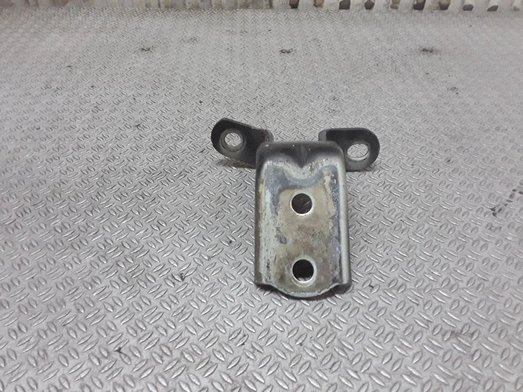 Front door upper hinge – KIA Rio (2001-2005)