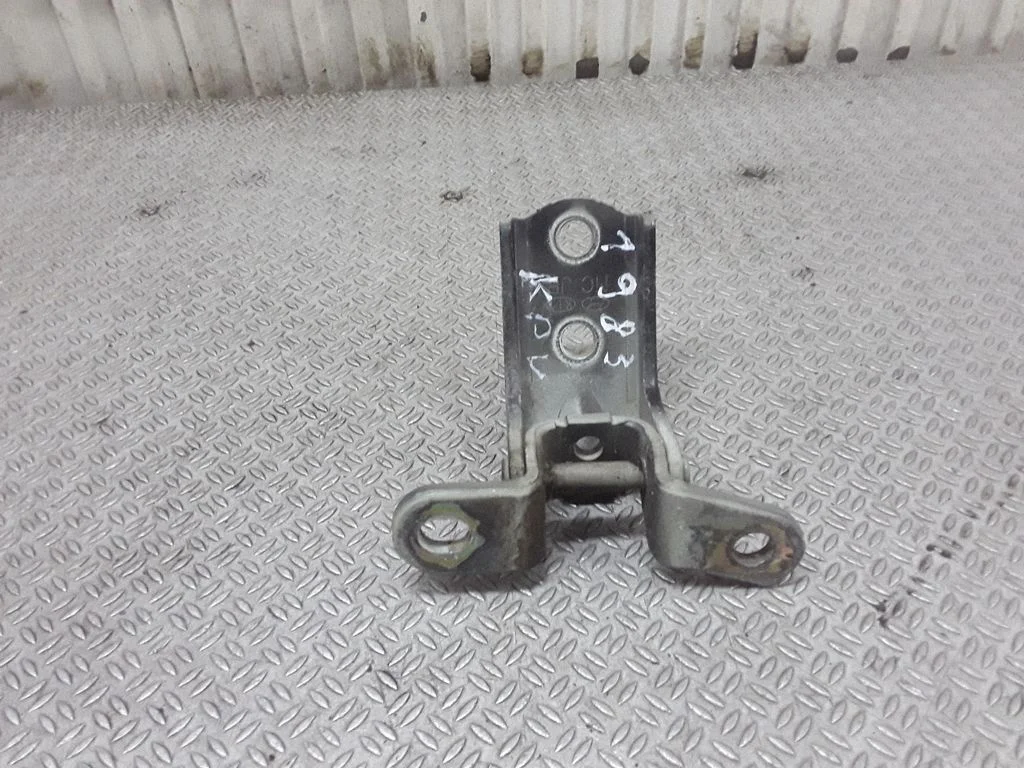 Front door upper hinge – KIA Rio (2001-2005)