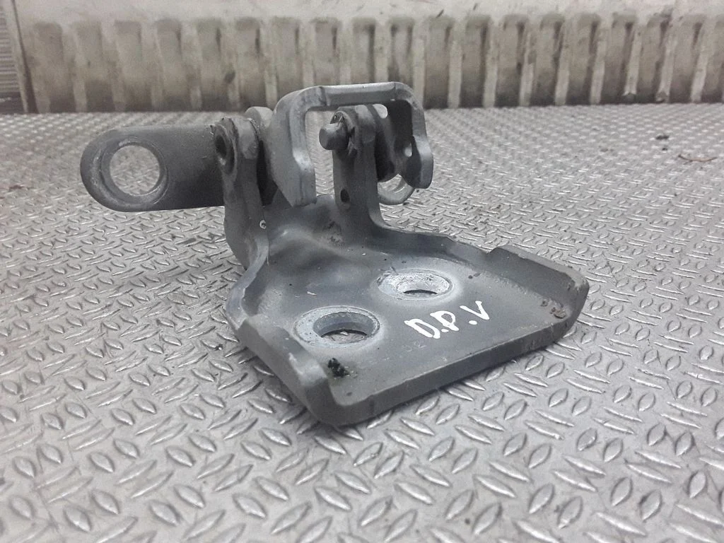 Front door upper hinge – Ford Fusion (2002-2005)
