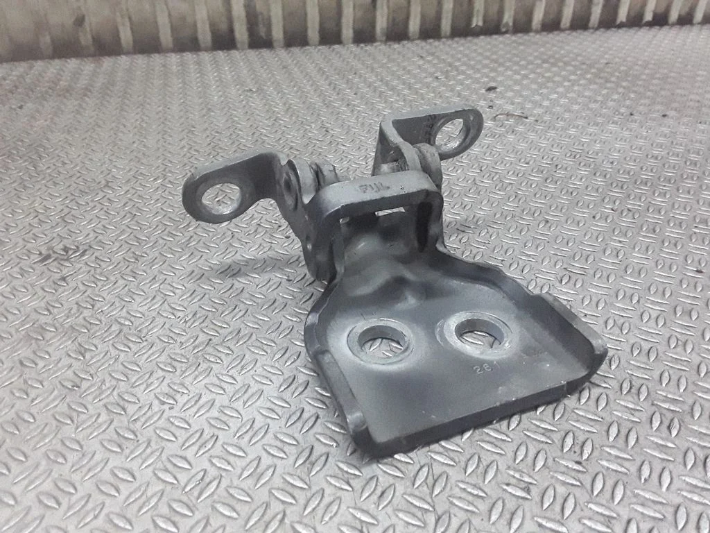 Front door upper hinge – Ford Fusion (2002-2005)