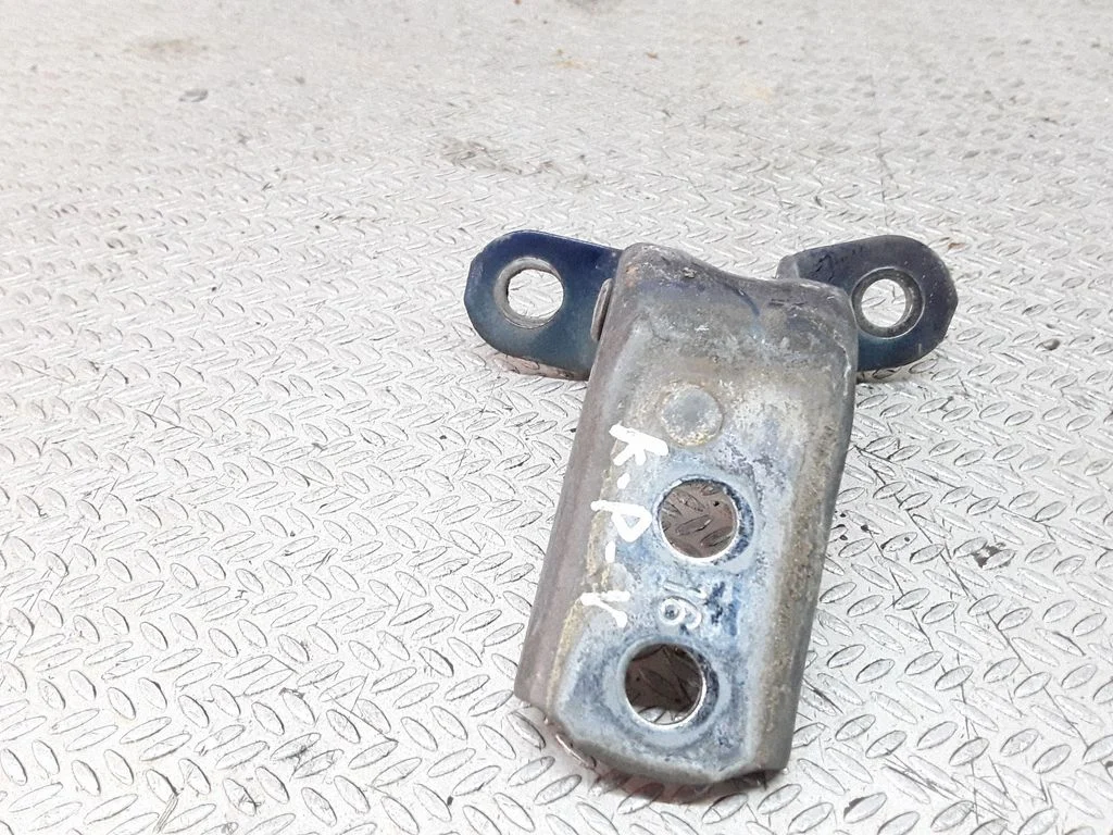 Front door upper hinge – Pontiac Vibe (2003-2008), left