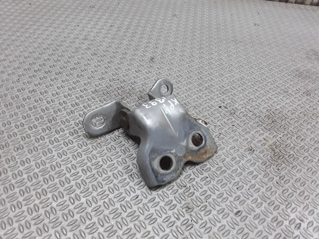 Front door upper hinge – Toyota Picnic (1996-2001), left