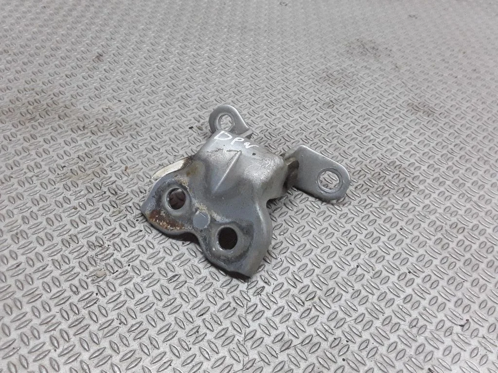 Front door upper hinge – Toyota Picnic (1996-2001), right