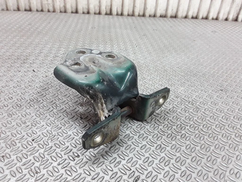 Front door upper hinge – Mitsubishi L200 (1996-2006)