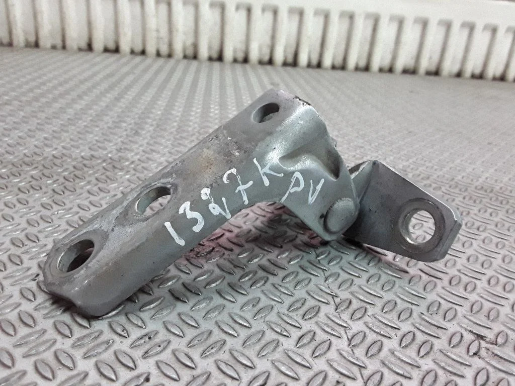 Priekšējā augšējā eņģe – Mitsubishi Lancer Evolution X (2008-2014)