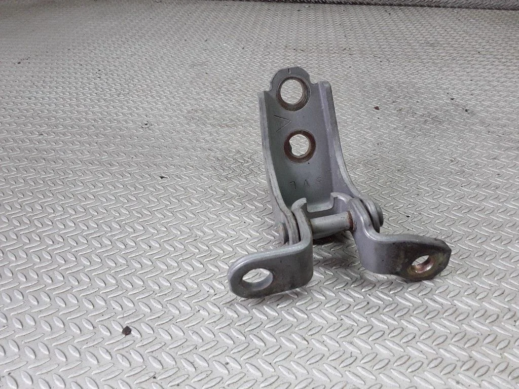 Front door upper hinge – Honda Accord (2003-2007)