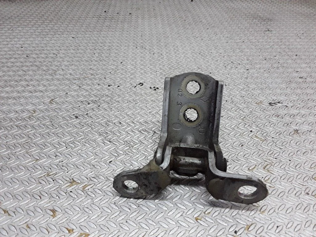 Front door upper hinge – Nissan Primera (2002-2007)