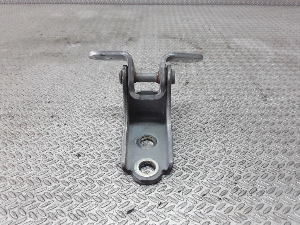 Front door upper hinge – Honda Accord (2003-2007)