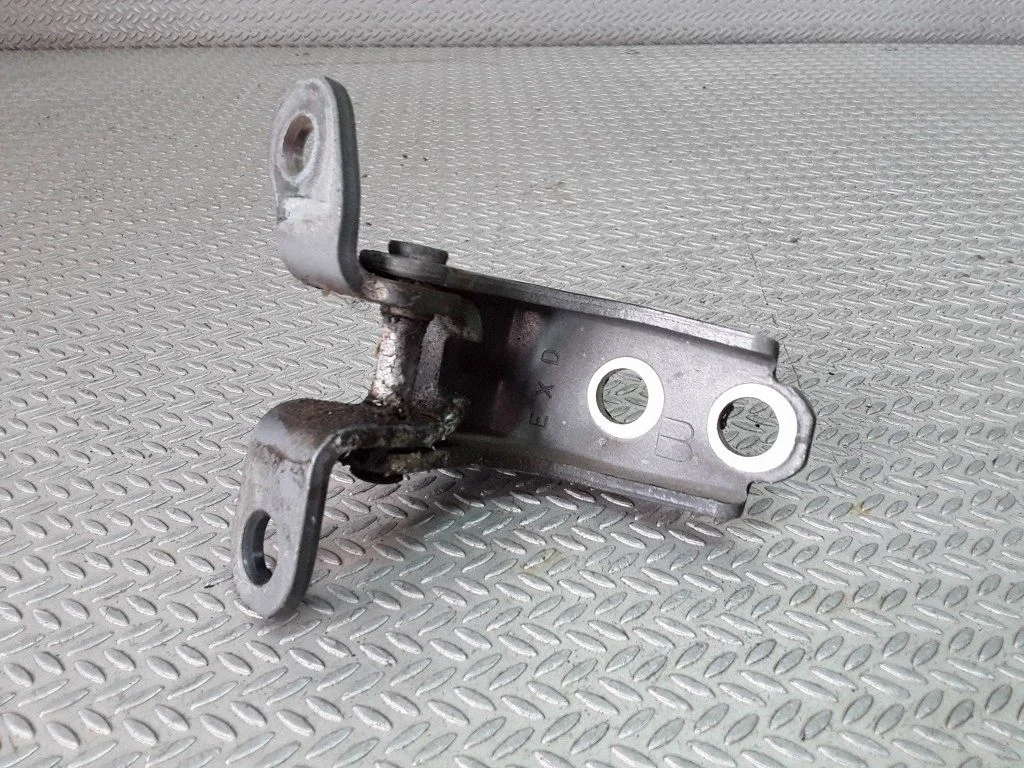Front door upper hinge – Honda Accord (2003-2007)