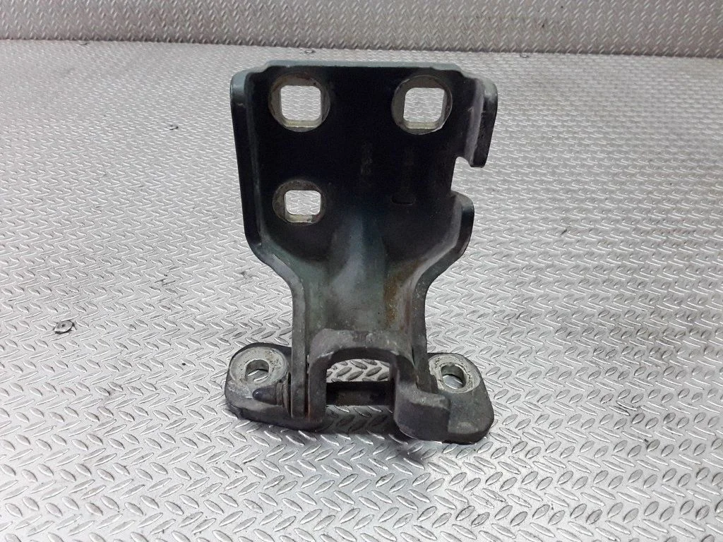 Front door upper hinge – Chrysler Voyager (1996-2001)