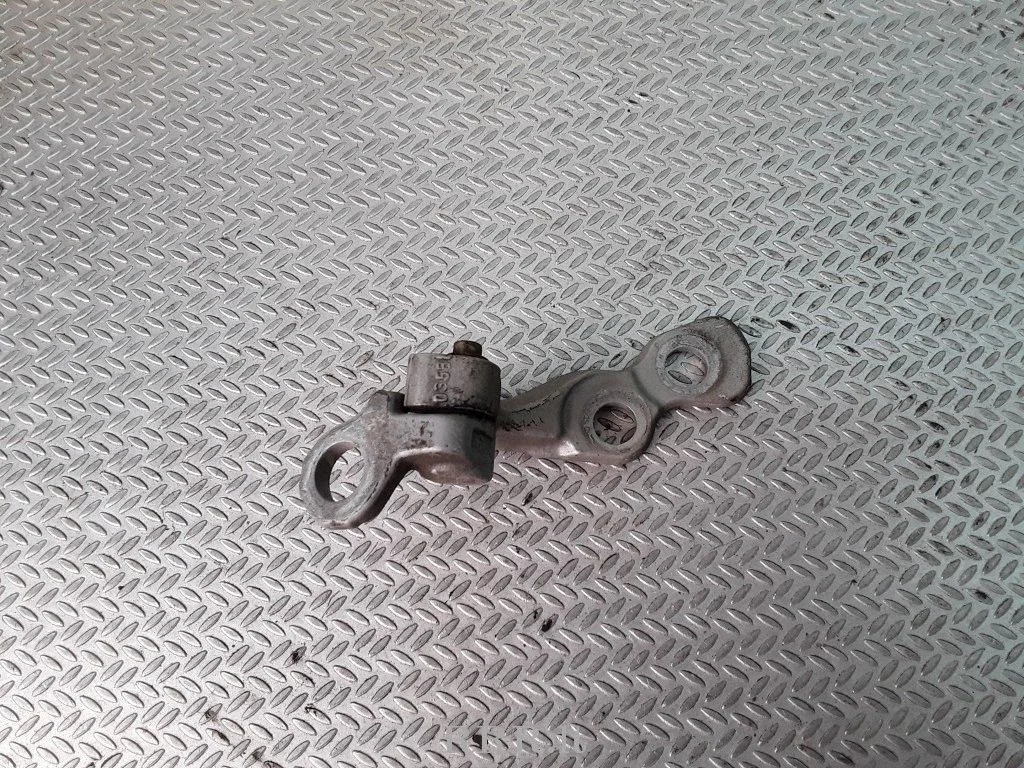 Priekšējā augšējā eņģe – kreisā