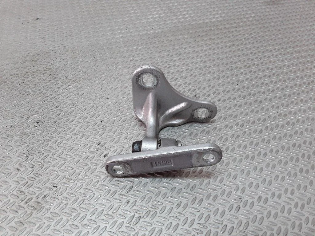 Front door upper hinge – Mercedes-Benz S-Class W220 (1998-2006)