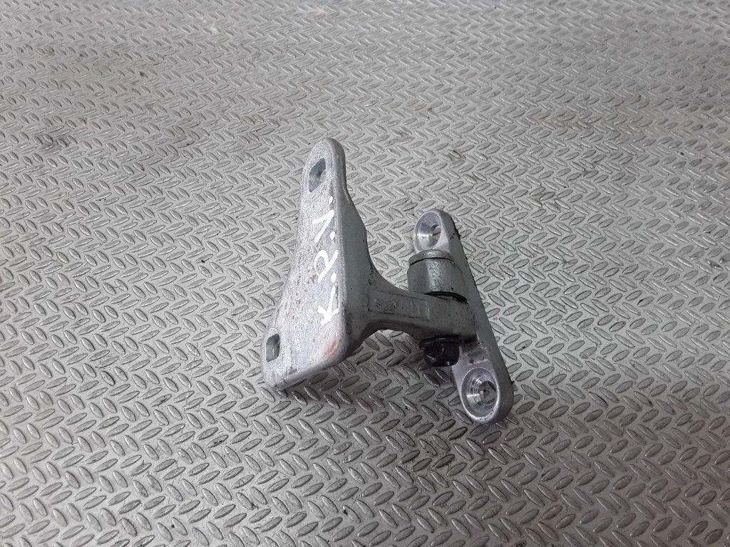 Front door upper hinge – Mercedes-Benz S-Class W220 (1998-2006)