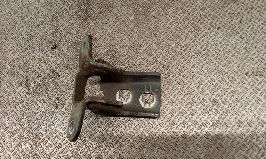 Front door lower hinge – Chrysler Grand Voyager V (2007-2015)