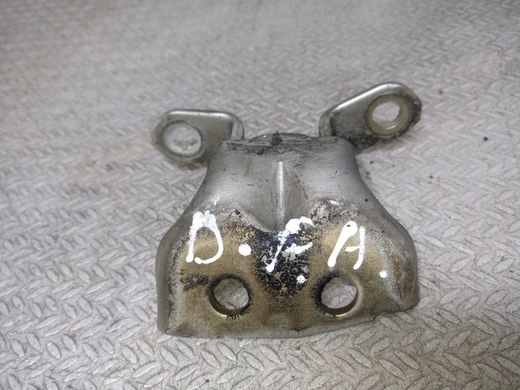 Zawias dolny drzwi przednich – Nissan Note (E11) (2006-2014)