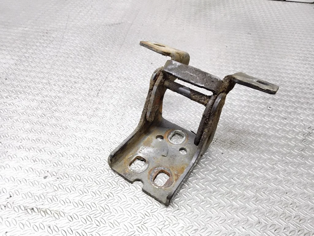 Front door lower hinge – Dodge Durango II (2004-2008)