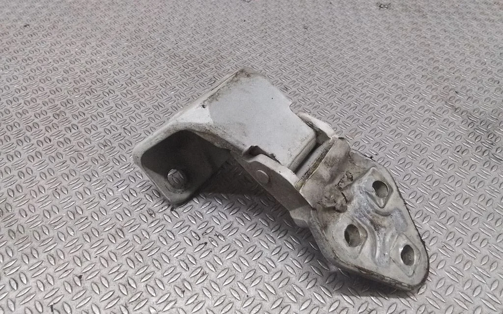 Front door lower hinge – Opel Movano A (1998-2010)