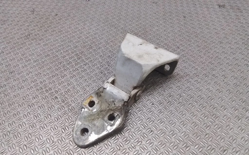 Front door lower hinge – Opel Movano A (1998-2010)