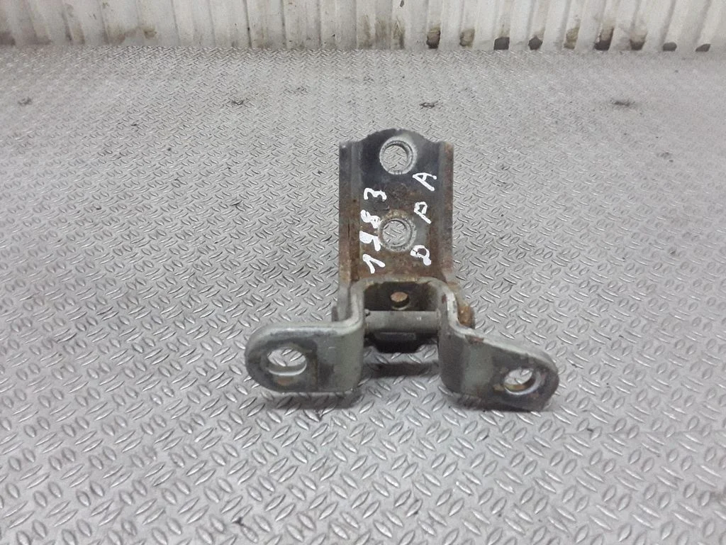 Front door lower hinge – KIA Rio (2001-2005)
