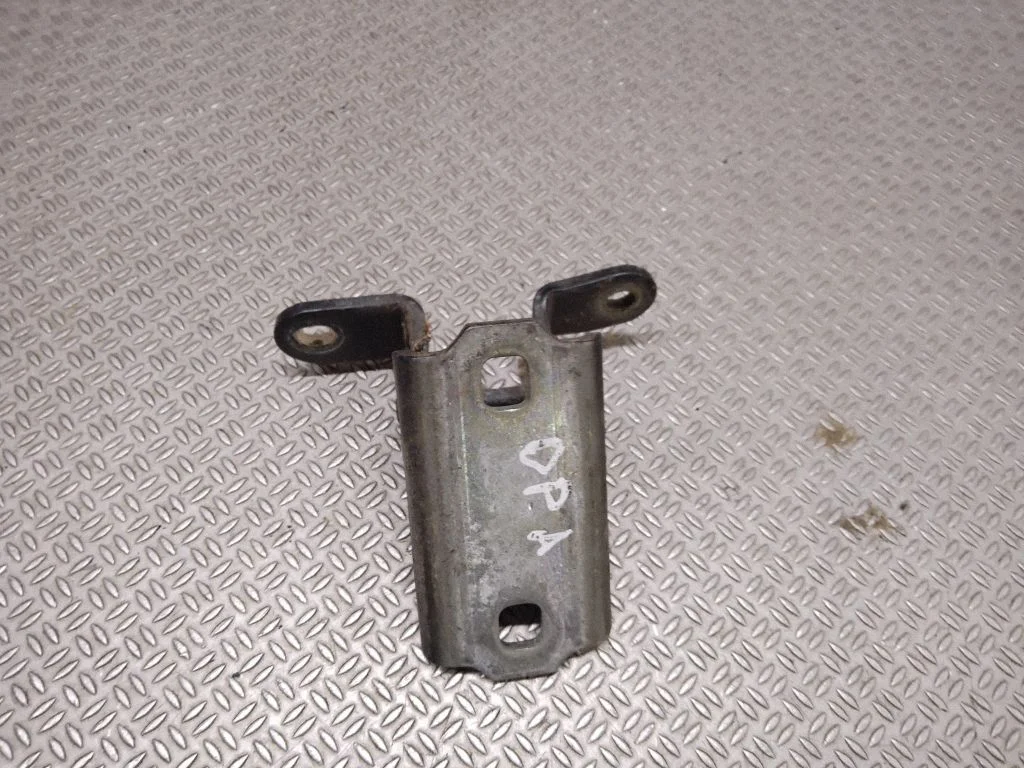 Front door lower hinge – Opel Insignia A (2008-2017)