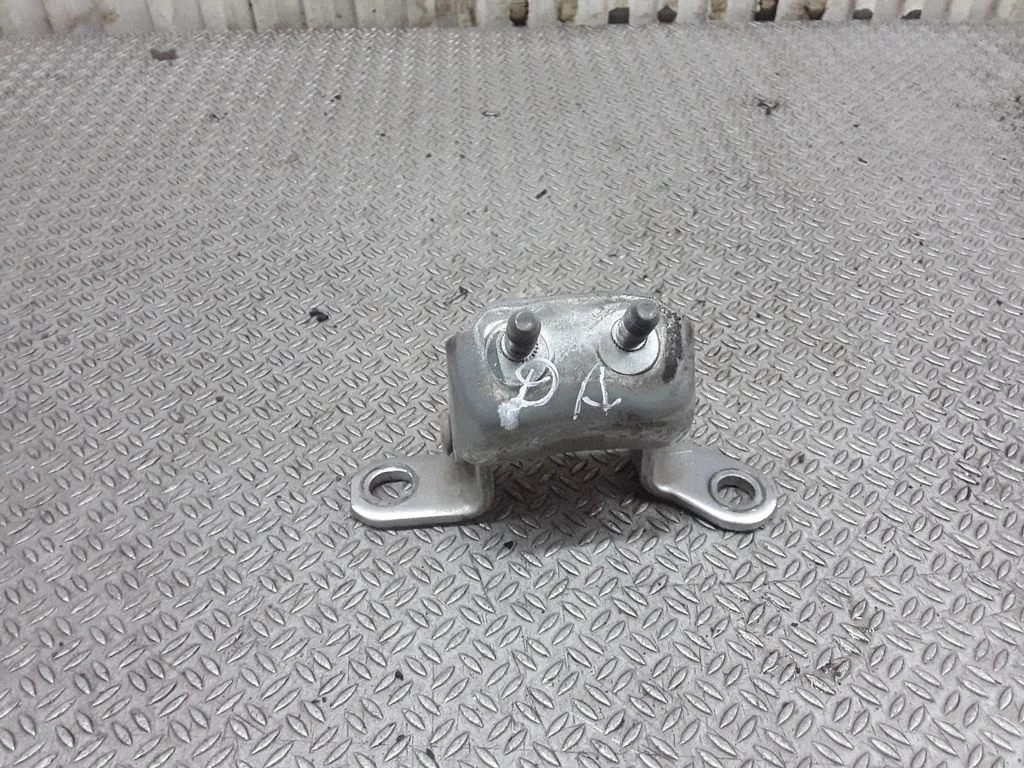 Front door lower hinge – Toyota Avensis Verso (2001-2009)