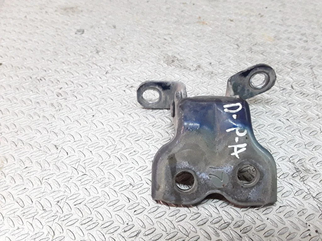 Front door lower hinge – Pontiac Vibe (2003-2008), right