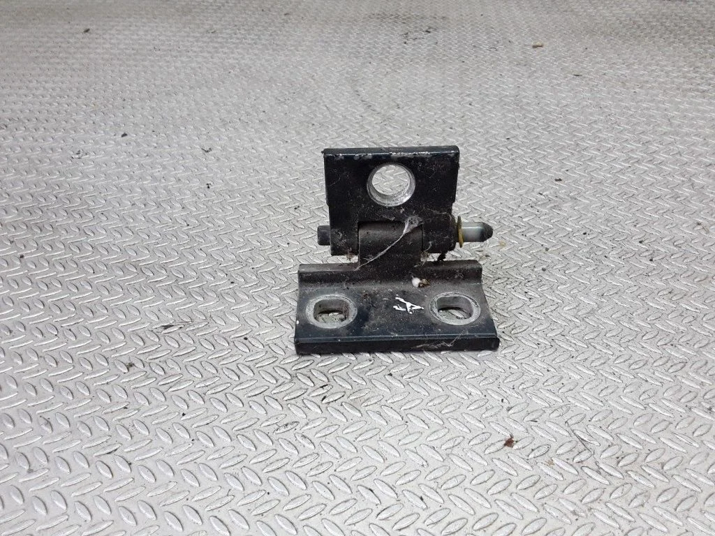 Front door lower hinge – Volvo S80 (1999-2003)